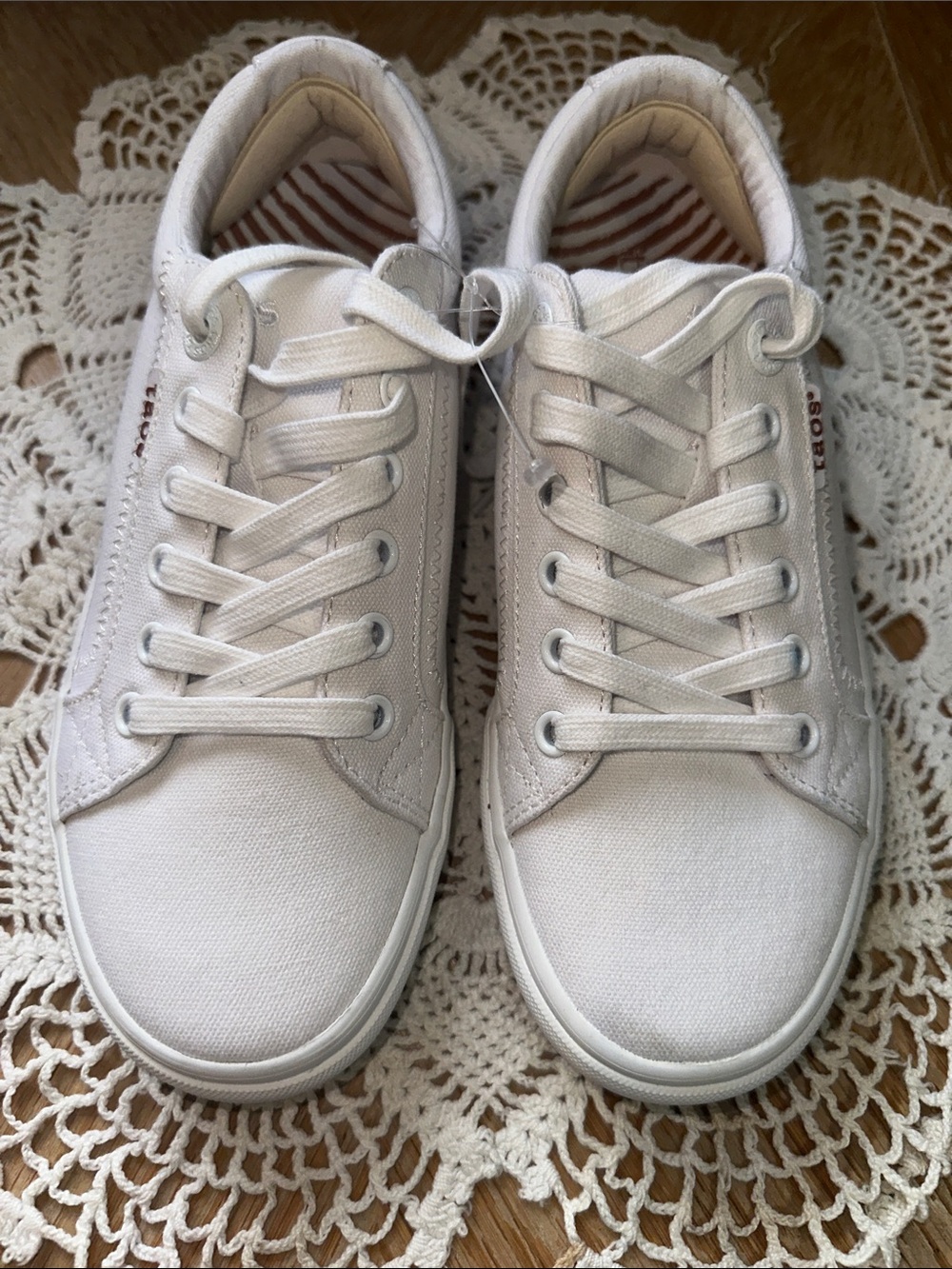 Like New Taos Plim Soul White Canvas Casual Sneakers Size 7